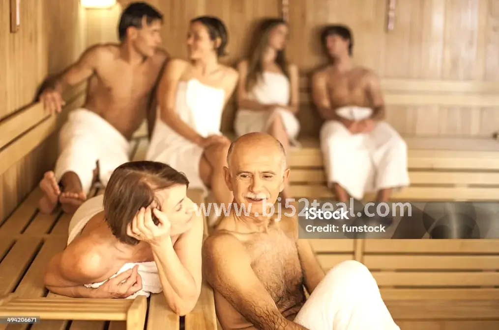 马师傅在为客人按摩