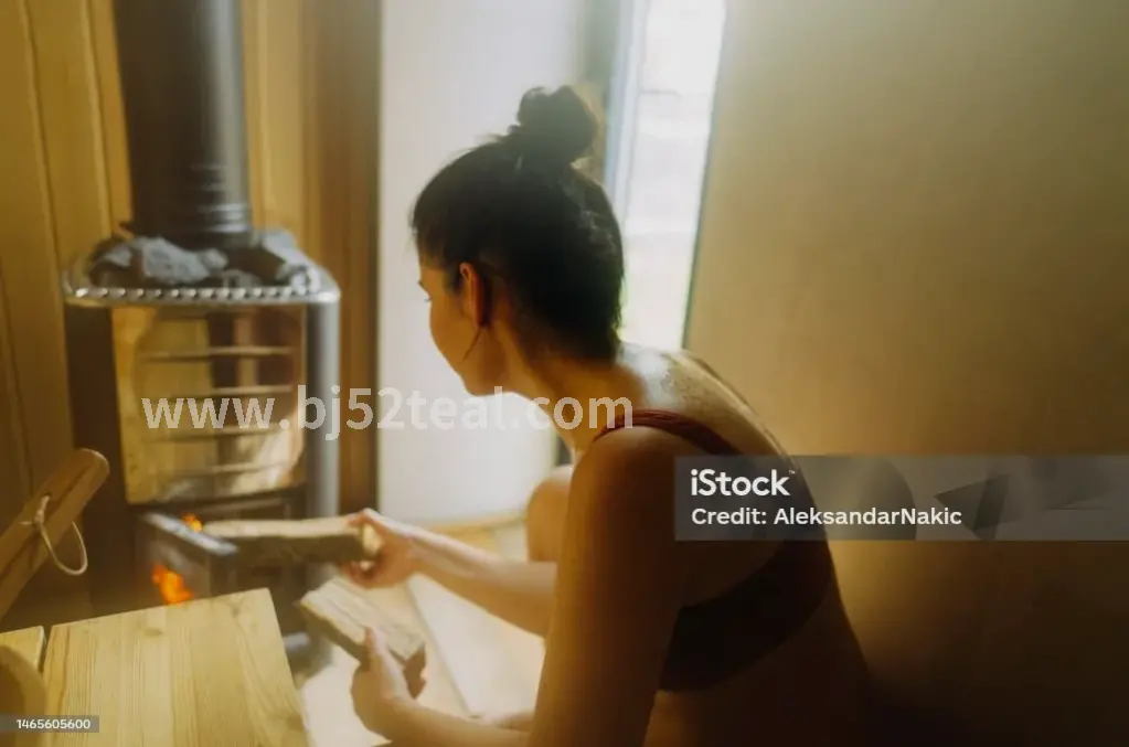 按摩师正在为顾客按摩肩颈